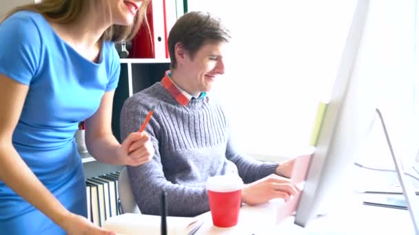 Mooie jonge vrouw en man aan het werk vanuit kantoor aan huis — Stockvideo