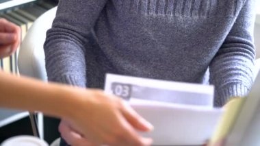 Güzel genç kadın ve ev ofisindeki çalışan adam