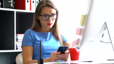 evden çalışan güzel bir genç kadın