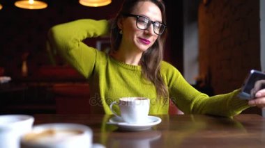 Kadın Skype veya kurşun canlı yayın Smartphone bir kafede söz