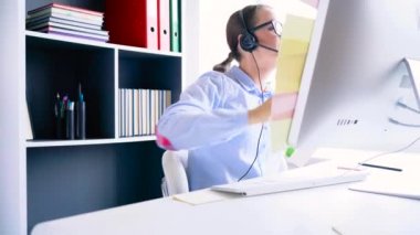 Çağrı Merkezi çalışan kadın işyerinde eğleniyor