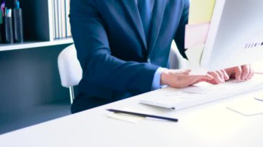 Ofiste çalışan sakallı resmi giyimli iş adamı