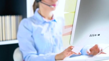 Çağrı merkezinde çalışan gülümseyen kadın Close-Up