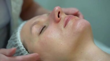 Yüz masajı için kadının işi güzellik uzmanı