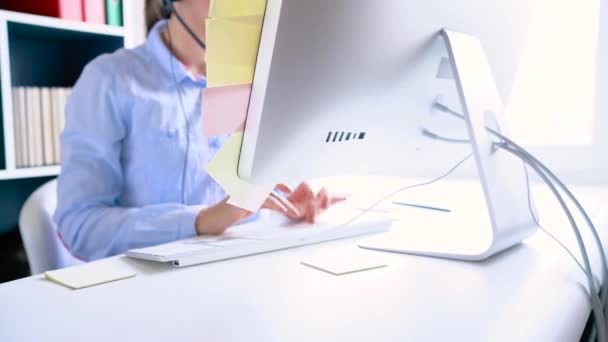 Närbild av kvinna som arbetar i ett callcenter — Stockvideo
