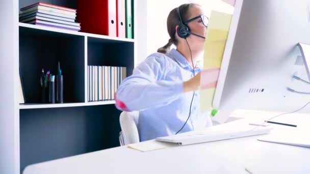 Call center medewerker vrouw plezier op het werk — Stockvideo