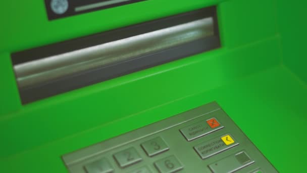 Frau hebt Bargeld am Geldautomaten ab — Stockvideo