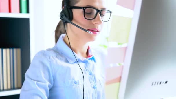 Närbild av leende kvinna som arbetar i ett callcenter — Stockvideo