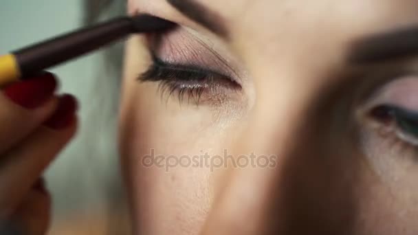 Oční make-up žena použití eyeshadow prášek. Dokonalé nahé líčení
