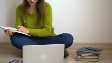 Evde katta oturan dizüstü kullanan güzel kız