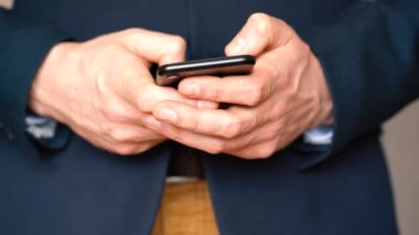 Akıllı telefon kullanan iş adamı
