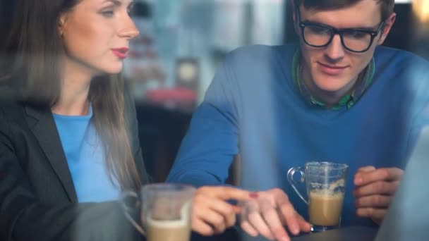 Piękna młoda kobieta i mężczyzna negocjacji w kawiarni — Wideo stockowe