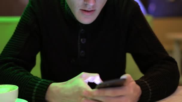 스마트폰 카페에서 사용 하는 젊은 남자 — 비디오