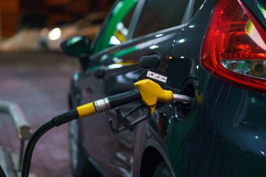 Bir benzin istasyonunda yakıt ikmali geceleri araba