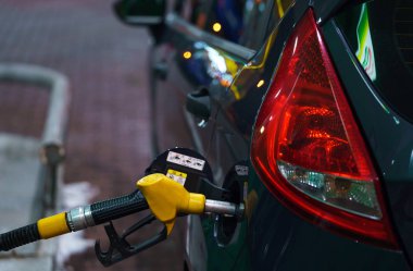 Bir benzin istasyonunda yakıt ikmali geceleri araba