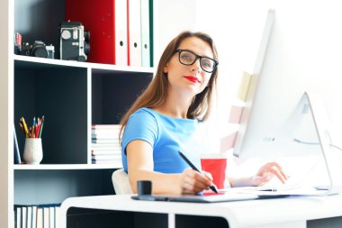 Grafik tasarımcı bir şey evde grafik tablet çizim