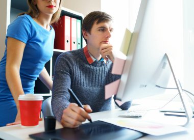 Güzel genç kadın ve ev ofisindeki çalışan adam