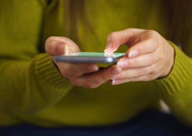 Akıllı telefon kullanan kadın. iletişim kavramı