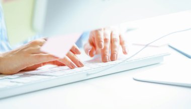 Klavyede yazarak işçisi kadın ofis