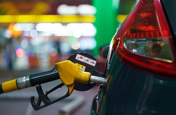 Bir benzin istasyonunda yakıt ikmali geceleri araba — Stok fotoğraf