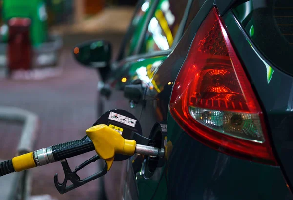 Rifornimento auto su un distributore di benzina di notte — Foto Stock