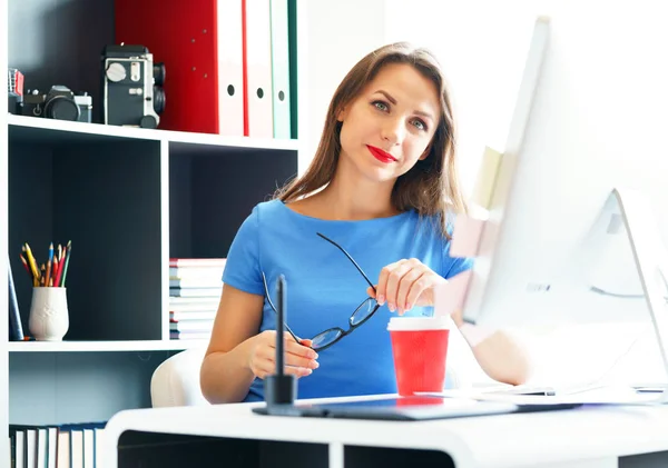 Media worker working at the home office — Stock Photo, Image