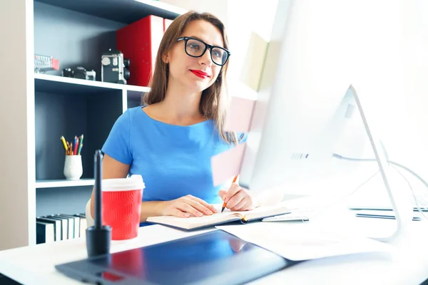 Operatore dei media che lavora presso l'ufficio centrale — Foto Stock