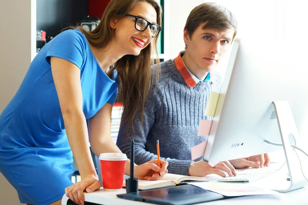 Belle jeune femme et homme travaillant depuis le bureau à domicile — Photo