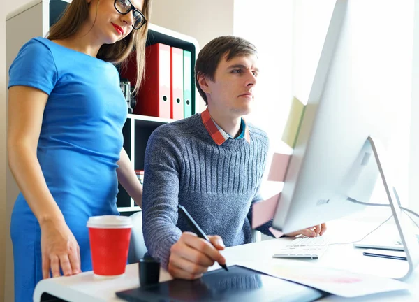 Belle jeune femme et homme travaillant depuis le bureau à domicile — Photo