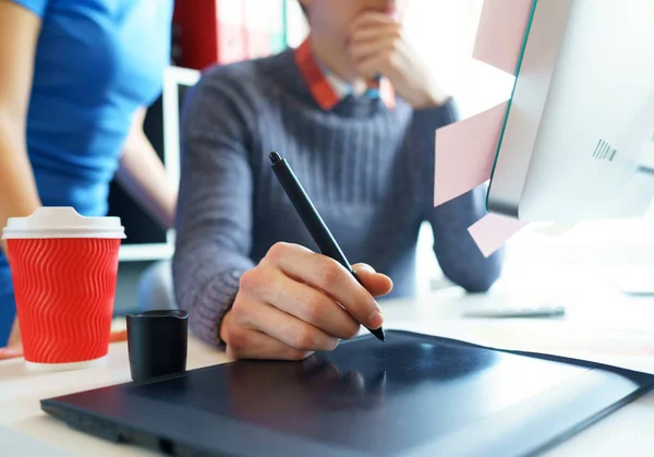 Artista dibujando algo en tableta gráfica en la oficina en casa — Foto de Stock
