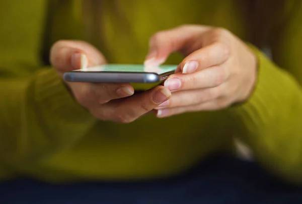 Mulher usando smartphone. comunicação Conceito — Fotografia de Stock