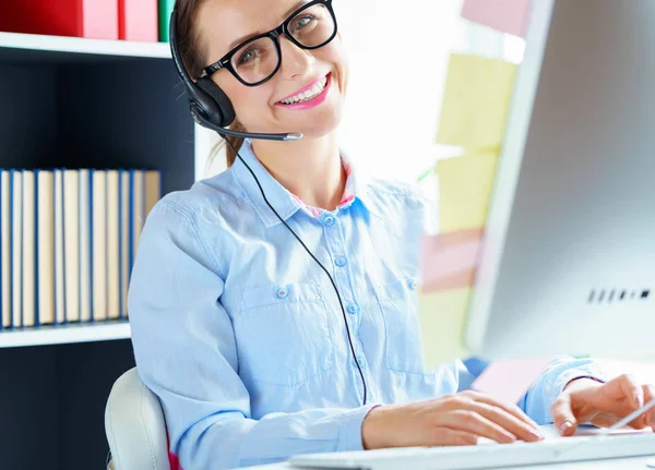 Close-up of woman working in a call center — Stock Photo, Image