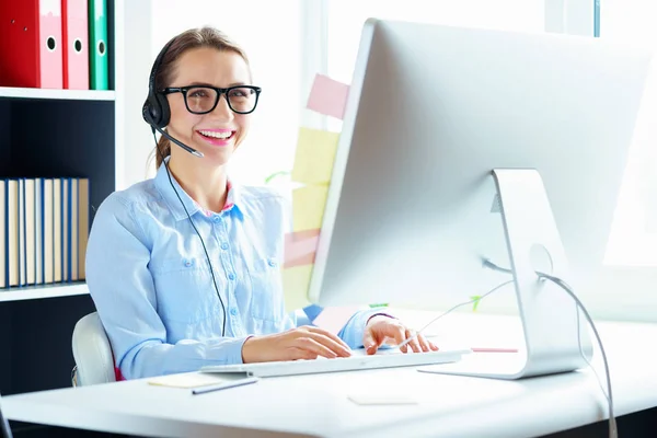 Close-up of woman working in a call center — Stock Photo, Image
