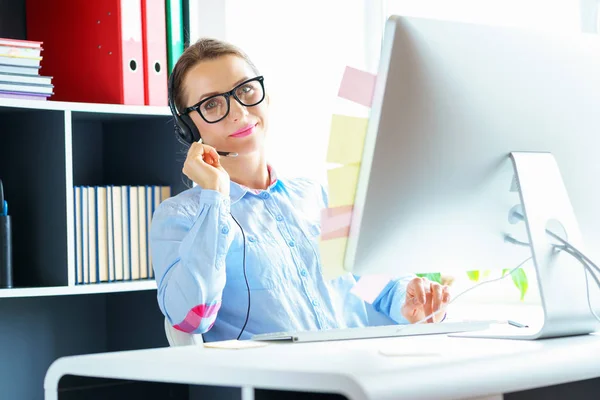 Close-up van vrouw die werkt in een callcenter — Stockfoto