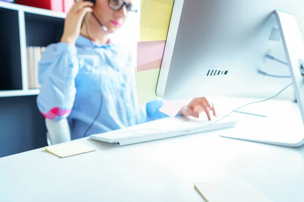 Nahaufnahme einer Frau, die in einem Callcenter arbeitet — Stockfoto