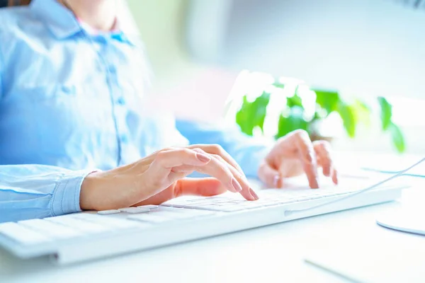 Vrouw kantoor werknemer te typen op het toetsenbord — Stockfoto