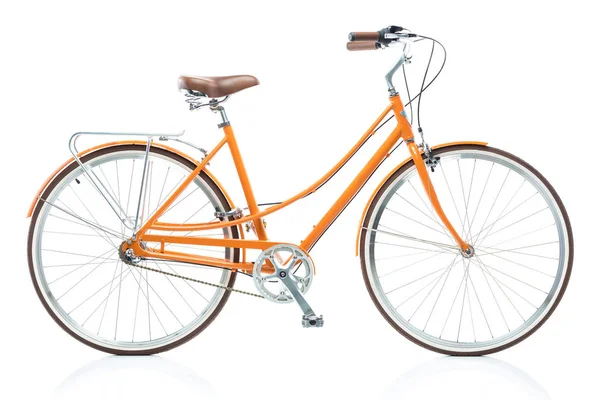 Şık kadın turuncu bisiklet üzerinde beyaz izole — Stok fotoğraf