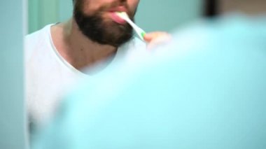 Adam sabah Dişlerini fırçalıyor gözlük