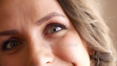 Makyaj ve saç şekillendirme closeup kadınla