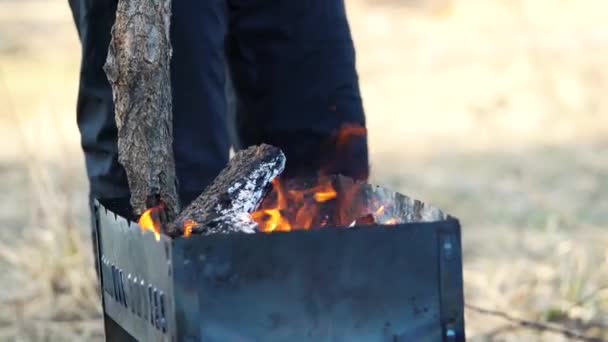 Ember készül a barbecue grill — Stock videók
