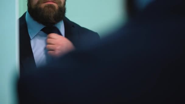Несущий бизнесмен в очках, завязывающий галстук — стоковое видео