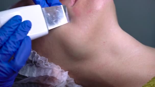 Beautician κάνει τη διαδικασία για καθαρό πρόσωπο με το υλικό — Αρχείο Βίντεο