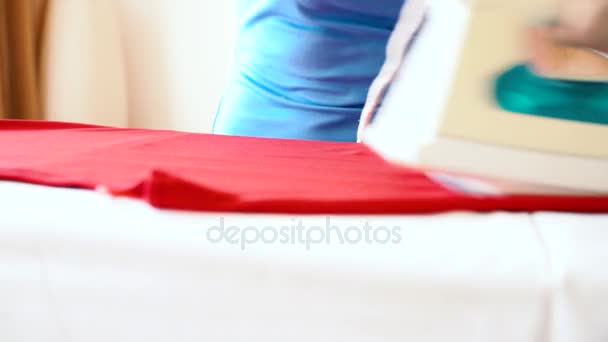 Mujer caucásica planchando ropa — Vídeos de Stock