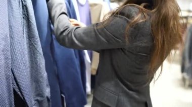 Kadın giyim dükkanında alışveriş sırasında öğeleri seçme