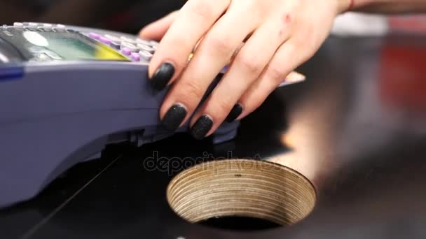 Shop assistant inserting a credit card into a pos and tearing off a receipt — Stock Video