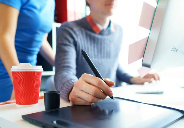 Artista dibujando algo en tableta gráfica en la oficina en casa —  Fotos de Stock