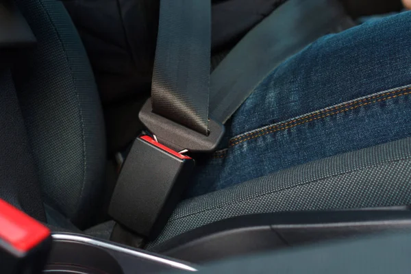 Bevestiging auto veiligheidsgordel stoel terwijl u zit binnenkant van mannenhand — Stockfoto