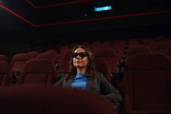 Jovem mulher assiste filme 3D no cinema e bebe café, lo — Fotografia de Stock