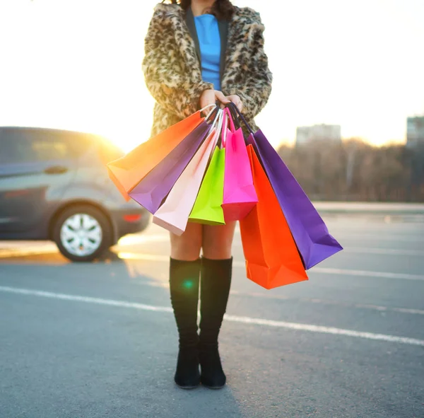 Mulher segurando seus sacos de compras em sua mão — Fotografia de Stock