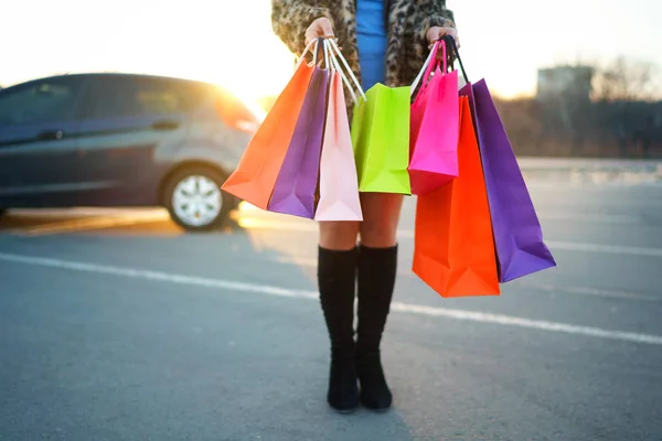 Mujer sosteniendo sus bolsas de la compra en su mano —  Fotos de Stock